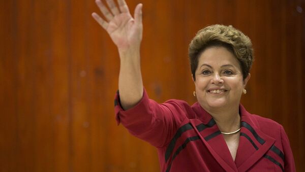 Brazil's President Dilma Rousseff, who is running for re-election with the Workers Party (PT), waves after voting in general elections in Porto Alegre, Brazil, early Sunday, Oct. 5, 2014. - Sputnik Србија