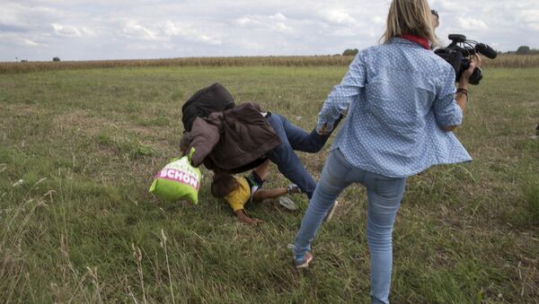 Камерманка Петра Ласло шутнула избеглицу из Сирије приликом бекства из избегличког центра у селу Реске - Sputnik Србија