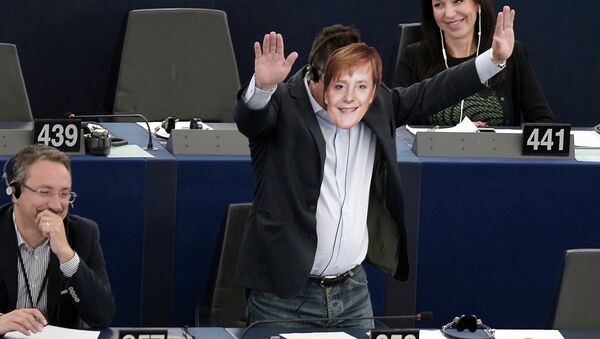 Italijanski poslanik Đanluka Buonano nosi masku sa likom Angele Merkel u Evropskom parlamentu - Sputnik Srbija