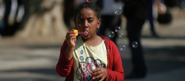 Dete izbeglica u parku kod autobuske stanice u Beogradu - Sputnik Srbija
