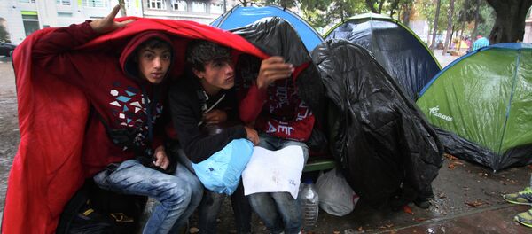 Izbeglice na kiši - Sputnik Srbija