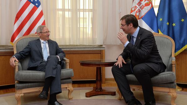 Ambasador SAD u Srbiji Majkl Kirbi i premijer Srbije Aleksandar Vučić - Sputnik Srbija