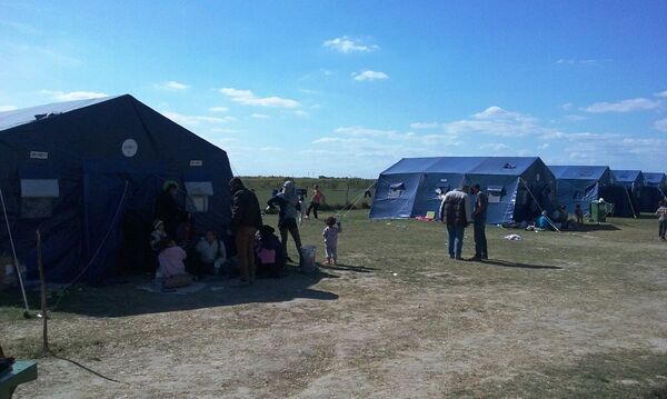 Šatori Srpsko-ruskog humanitarnog centra u kapmu Kanjiža Šatori Srpsko-ruskog humanitarnog centra u kapmu Kanjiža - Sputnik Srbija