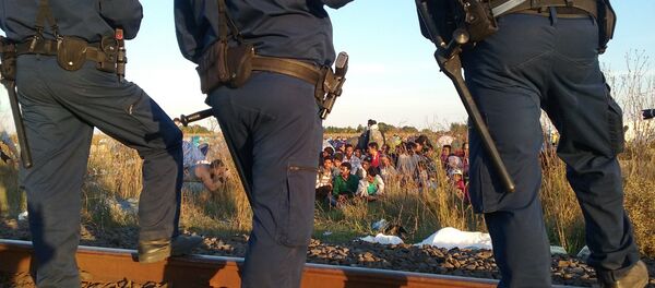 Спречавање уласка миграната у Мађарску - Sputnik Србија