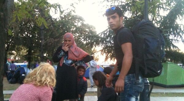 Мигранти у парку код Економског факултета у Београду - Sputnik Србија