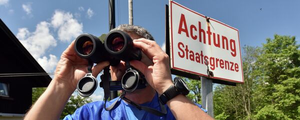 A policeman uses binoculars to secure the area on the Ederkanzel viewing platform near Mittenwald at the German-Austrian border on June 3, 2015 A policeman uses binoculars to secure the area on the Ederkanzel viewing platform near Mittenwald at the German-Austrian border on June 3, 2015 - Sputnik Srbija