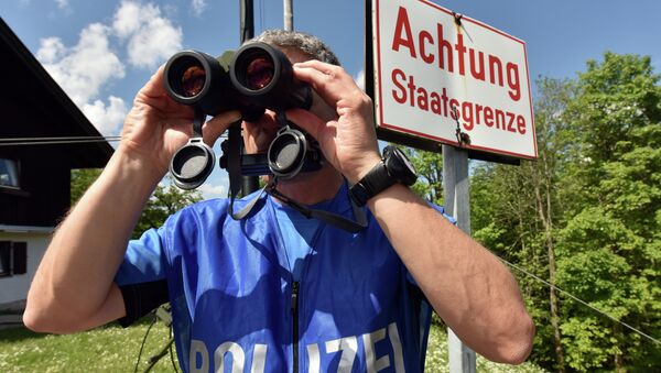 A policeman uses binoculars to secure the area on the Ederkanzel viewing platform near Mittenwald at the German-Austrian border on June 3, 2015 - Sputnik Srbija