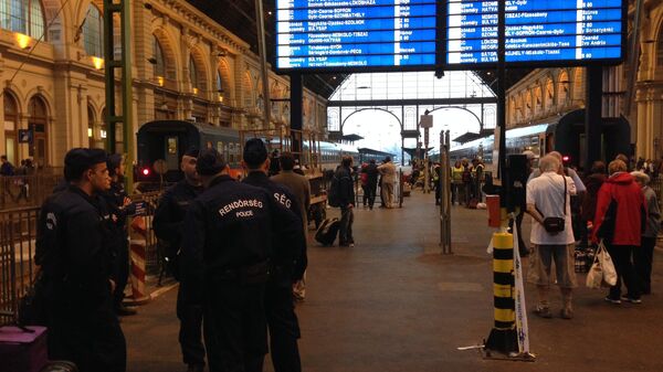 Мађарски полицајци на железничкој станици - Sputnik Србија