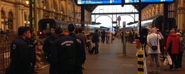 Мађарски полицајци на железничкој станици Мађарски полицајци на железничкој станици - Sputnik Србија