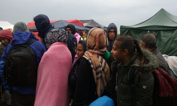 U kampu Roske, nedaleko od Horgoša sa mađarske strane, migranti ulaze u autobus U kampu Roske, nedaleko od Horgoša sa mađarske strane, migranti ulaze u autobus - Sputnik Srbija