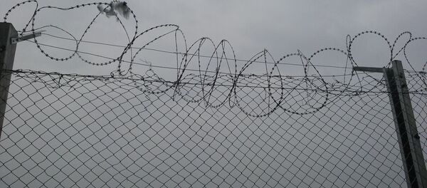 Ostaci odeće na žičanoj ogradi Ostaci odeće na žičanoj ogradi - Sputnik Srbija