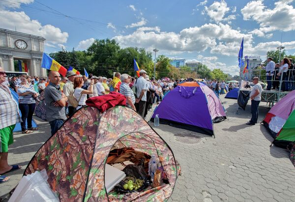 Demonstranti kampuju tražeći ostavku predsednika i vlade, vanredne izbore, reforme Demonstranti kampuju tražeći ostavku predsednika i vlade, vanredne izbore, reforme - Sputnik Srbija