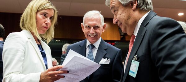 Висока представница ЕУ Федерика Могерини, говори са генералним директором Међународне организације за миграције Вилијам Свингом и високим представник УН за избеглице Антониом Гутерешом Висока представница ЕУ Федерика Могерини, говори са генералним директором Међународне организације за миграције Вилијам Свингом и високим представник УН за избеглице Антониом Гутерешом - Sputnik Србија