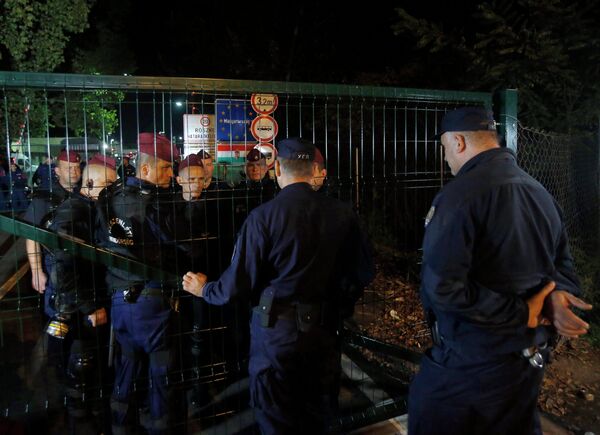 Mađarska policija na granici Mađarska policija na granici - Sputnik Srbija