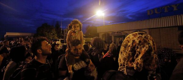 Izbeglice čekaju da uđu u Mađarsku - Sputnik Srbija