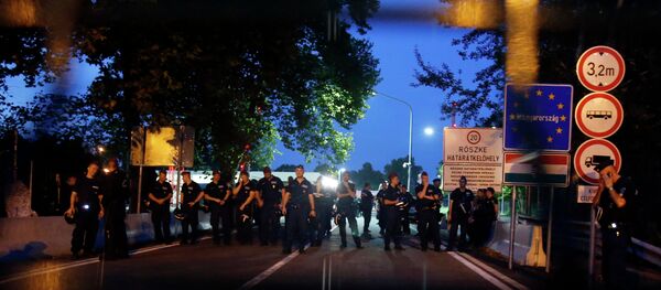 Mađarska policija na granici - Sputnik Srbija