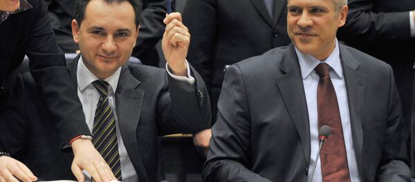 Božidar Đelić drži penkalo kojim je potpisao SSP i Boris Tadić Božidar Đelić drži penkalo kojim je potpisao SSP i Boris Tadić - Sputnik Srbija