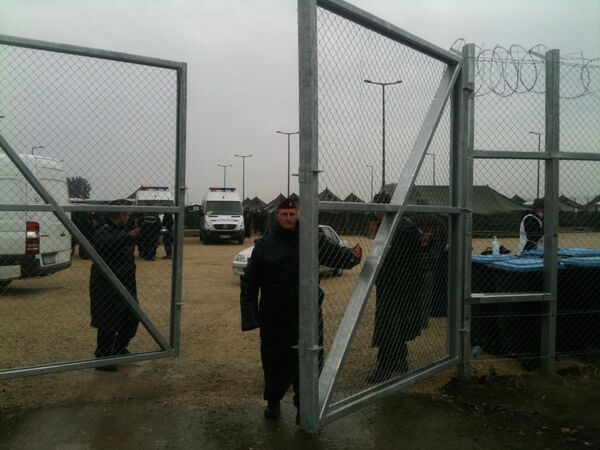 Mađarska policija u izbegličkom kampu - Sputnik Srbija