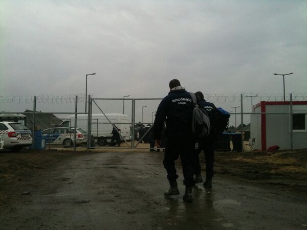 Мађарска полиција у избегличком кампу - Sputnik Србија