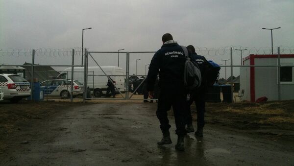 Мађарска полиција у избегличком кампу - Sputnik Србија