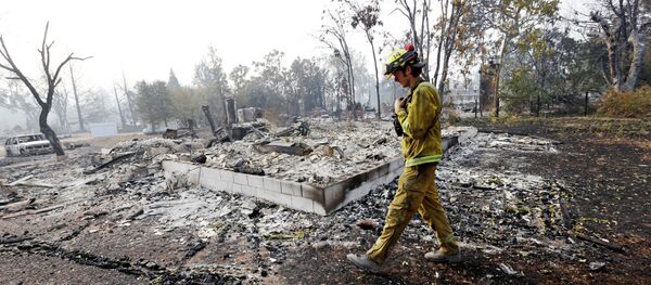 Ватрогасац на згаришту у Сан Франциску Ватрогасац на згаришту у Сан Франциску - Sputnik Србија