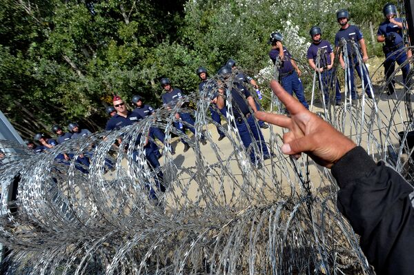 Aпокалипса данас: Уместо отворених врата мигранте дочекале затворене границе - Sputnik Србија