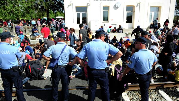 Izbeglice ispred kordona hrvatske policije u Tovarniku - Sputnik Srbija