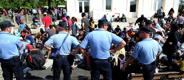 Избеглице испред кордона хрватске полиције у Товарнику - Sputnik Србија