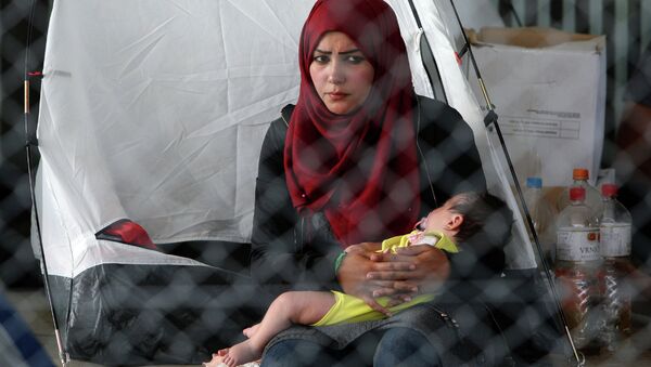Избеглице, мајка и беба у Хоргошу - Sputnik Србија