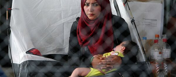 Избеглице, мајка и беба у Хоргошу - Sputnik Србија