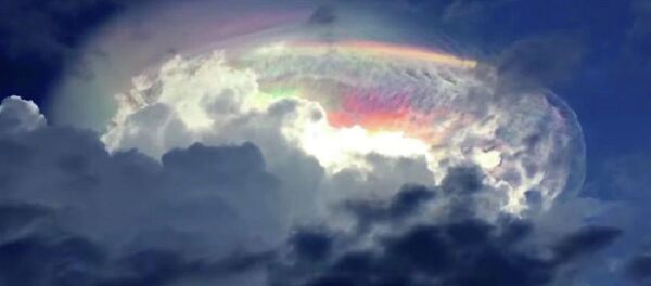 Prelivanje oblaka u duginim bojama - Sputnik Srbija