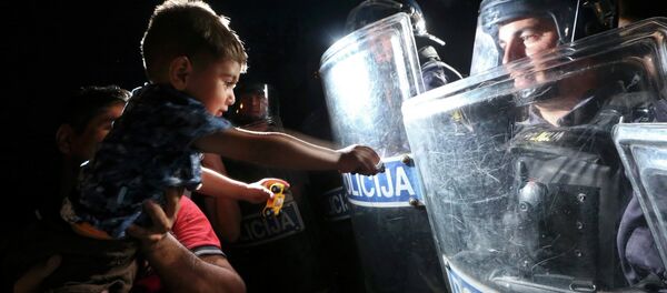 Избеглице испред кордона словеначке полиције н граници Хрватске и Словеније - Sputnik Србија