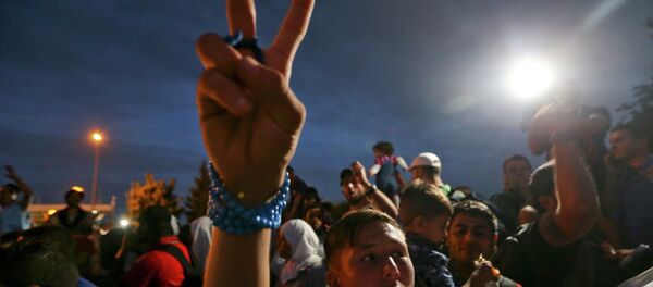 Избеглице испред кордона словеначке полиције н граници Хрватске и Словеније - Sputnik Србија