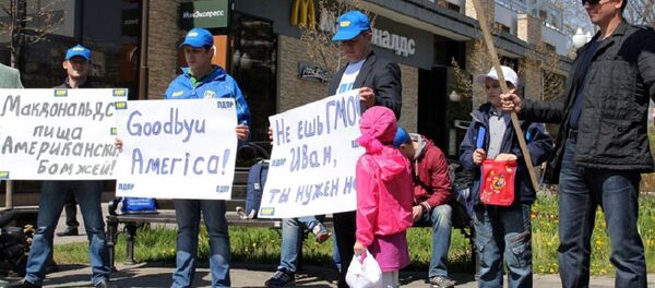 Чланови руске националистичке странке ЛДПР на протесту против ГМО хране у близини Мекдоналдс ресторана - Sputnik Србија
