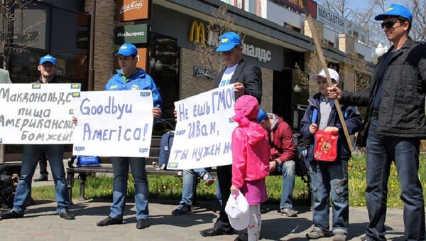 Članovi ruske nacionalističke stranke LDPR na protestu protiv GMO hrane u blizini Mekdonalds restorana - Sputnik Srbija