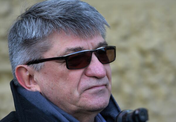 Светска заједница би требало да забрани Американцима да било шта диктирају. Зато што ће то изазивати сталне свађе. Као што ни Русија нема право да било коме било шта диктира и намеће.  - Sputnik Србија