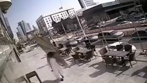 Flying Glass Panel from 6th Floor hit a Guy in Riyadh - Sputnik Србија
