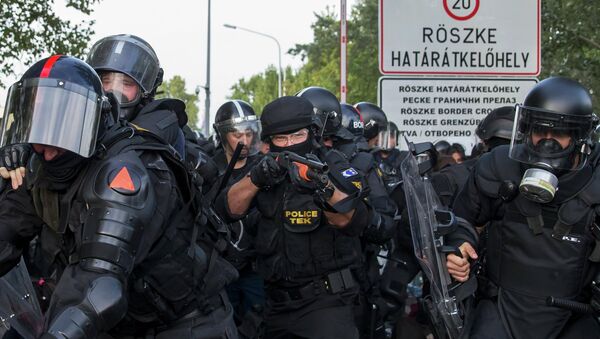 Hungarian riot police fight migrants at the border crossing with Serbia in Roszke, Hungary September 16, 2015 - Sputnik Србија
