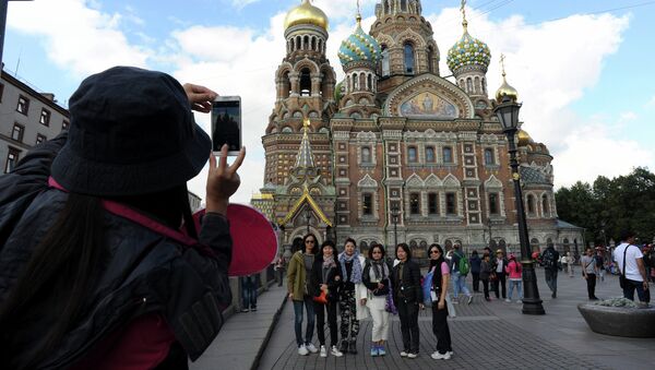 Кинсеки туристи испред Цркве спаса на крви у Санкт Петрбургу - Sputnik Србија
