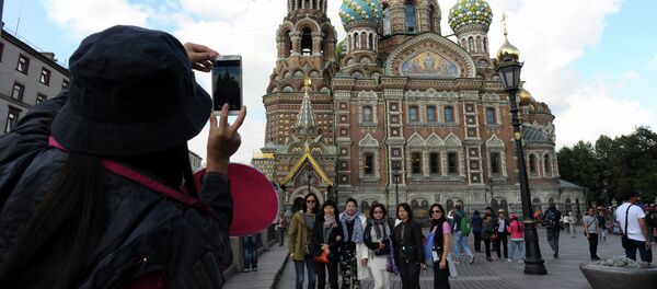 Кинсеки туристи испред Цркве спаса на крви у Санкт Петрбургу - Sputnik Србија