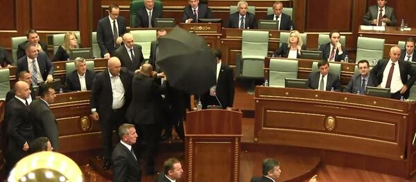 Ису Мустафу гађају јајима у Скупштини Косова - Sputnik Србија