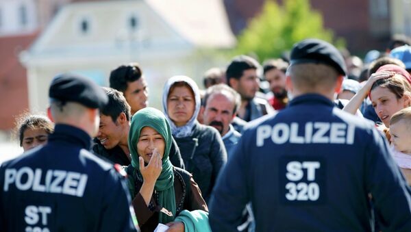 Сиријиске избеглице  испред кордона полиције - Sputnik Србија