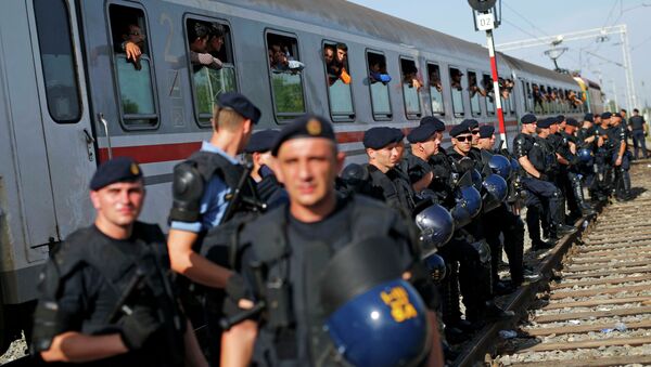 Хрватска полиција исред воза са Сиријским избеглицама  - Sputnik Србија