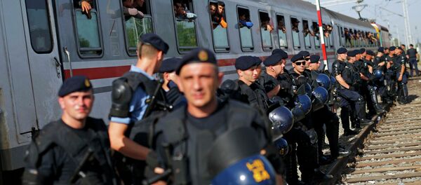 Хрватска полиција исред воза са Сиријским избеглицама - Sputnik Србија