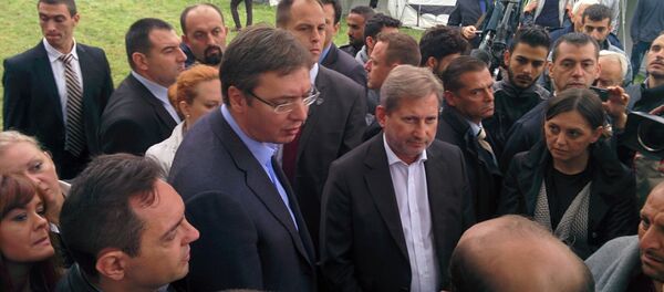 Johanes Han i Aleksandar Vučić u Prihvatnom centru za izbeglice u Šidu - Sputnik Srbija