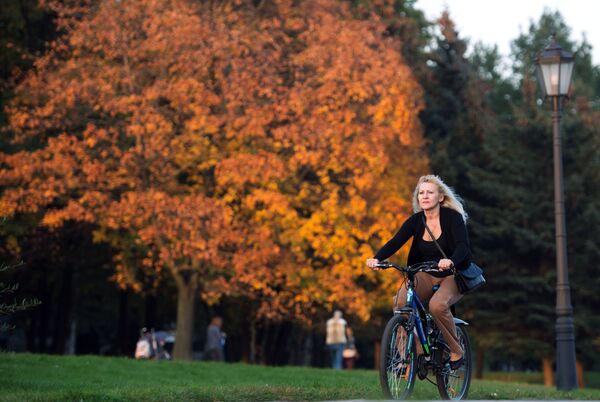 Девојка у вожњи бициклом у Коломенском - Sputnik Србија