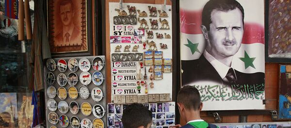 Portret sirijskog predsednika Bašara Asada u prodavnici sa suvenirima Portret sirijskog predsednika Bašara Asada u prodavnici sa suvenirima - Sputnik Srbija