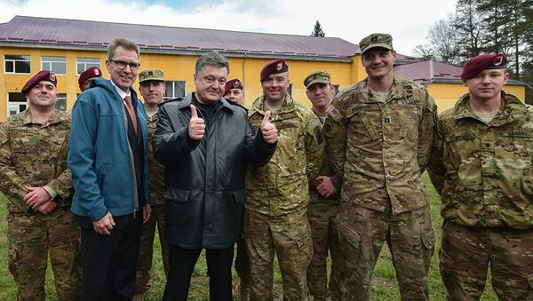Петро Порошенко са америчким војницима - Sputnik Србија