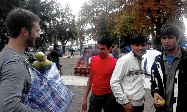 Оваквих јабука нема у Лос Анђелесу. Џош сваког дана иде на пијацу по свеже воће за мигранте  - Sputnik Србија