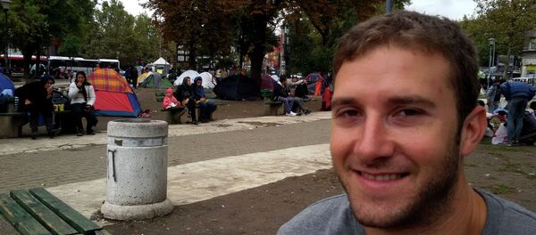 Џош у парку код аутобуске станице у Београду - Sputnik Србија